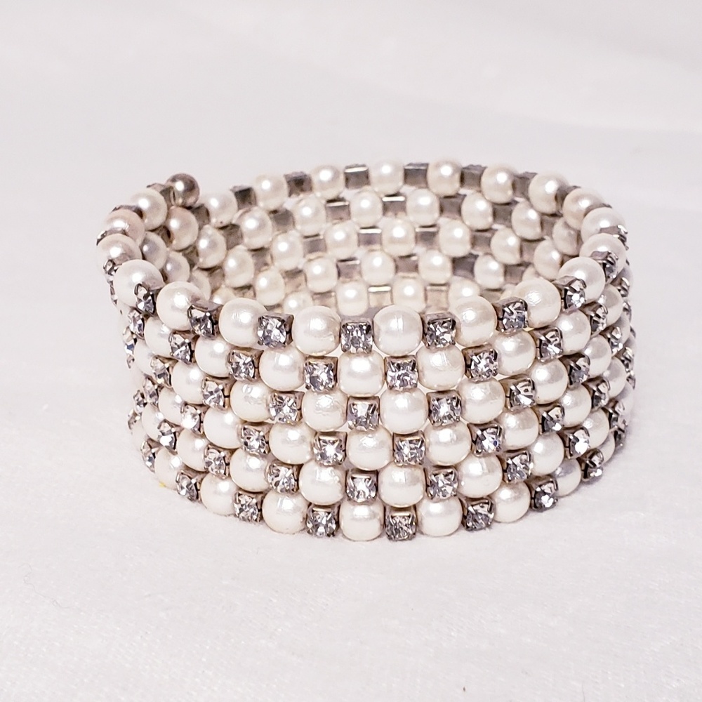 Beautiful Rhinestone and Pearl Ladies Bracelet